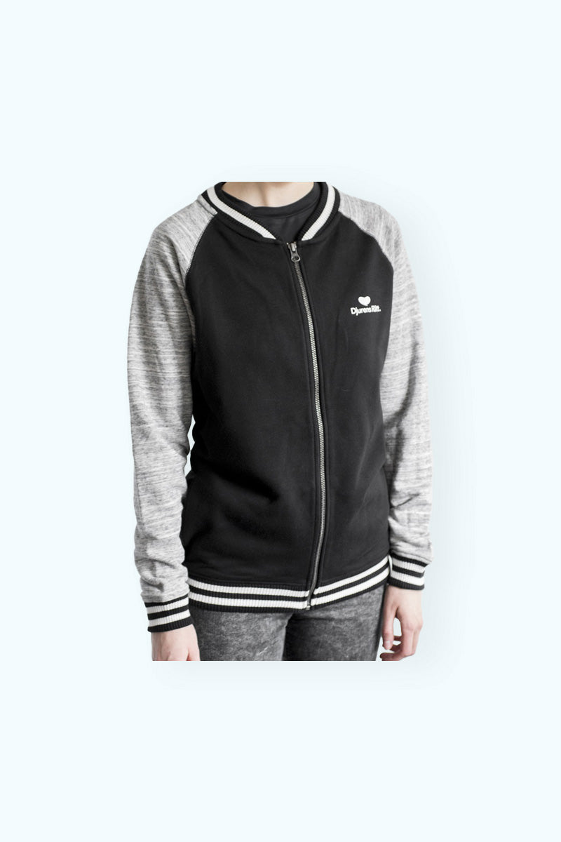 Framsida av Baseballjacka med Djurens Rätts logga