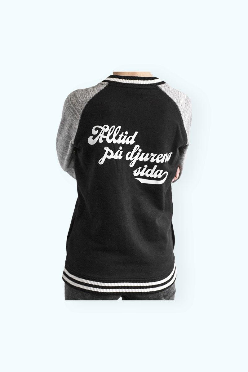 Baksidan av Baseballjacka med texten Alltid på djurens sida