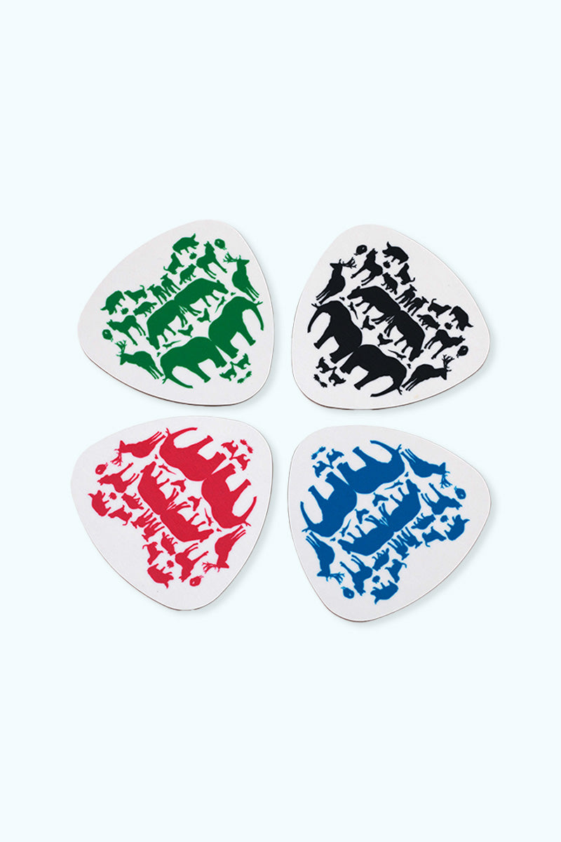 Fyra glasunderlägg i olika färger med illustration av flera olika djur som tillsammans är formade som ett hjärta och Djurens Rätts logga