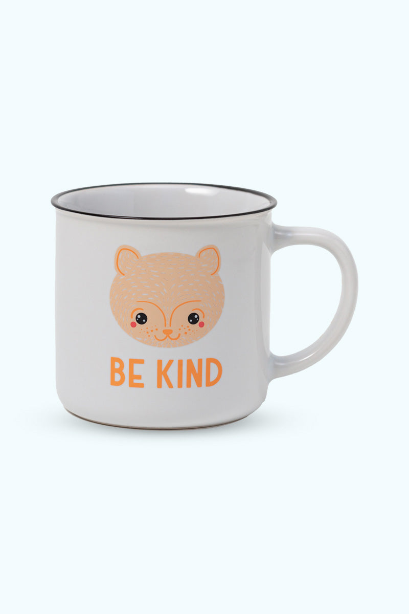 Vit mugg med illustration av ett gulligt djur och texten "Be kind"