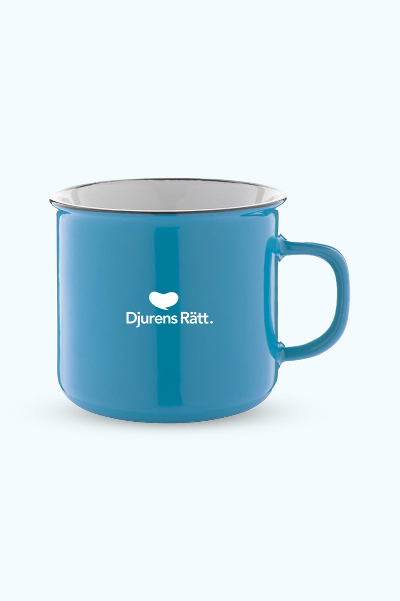 Baksida av en blå mugg med Djurens Rätts logga