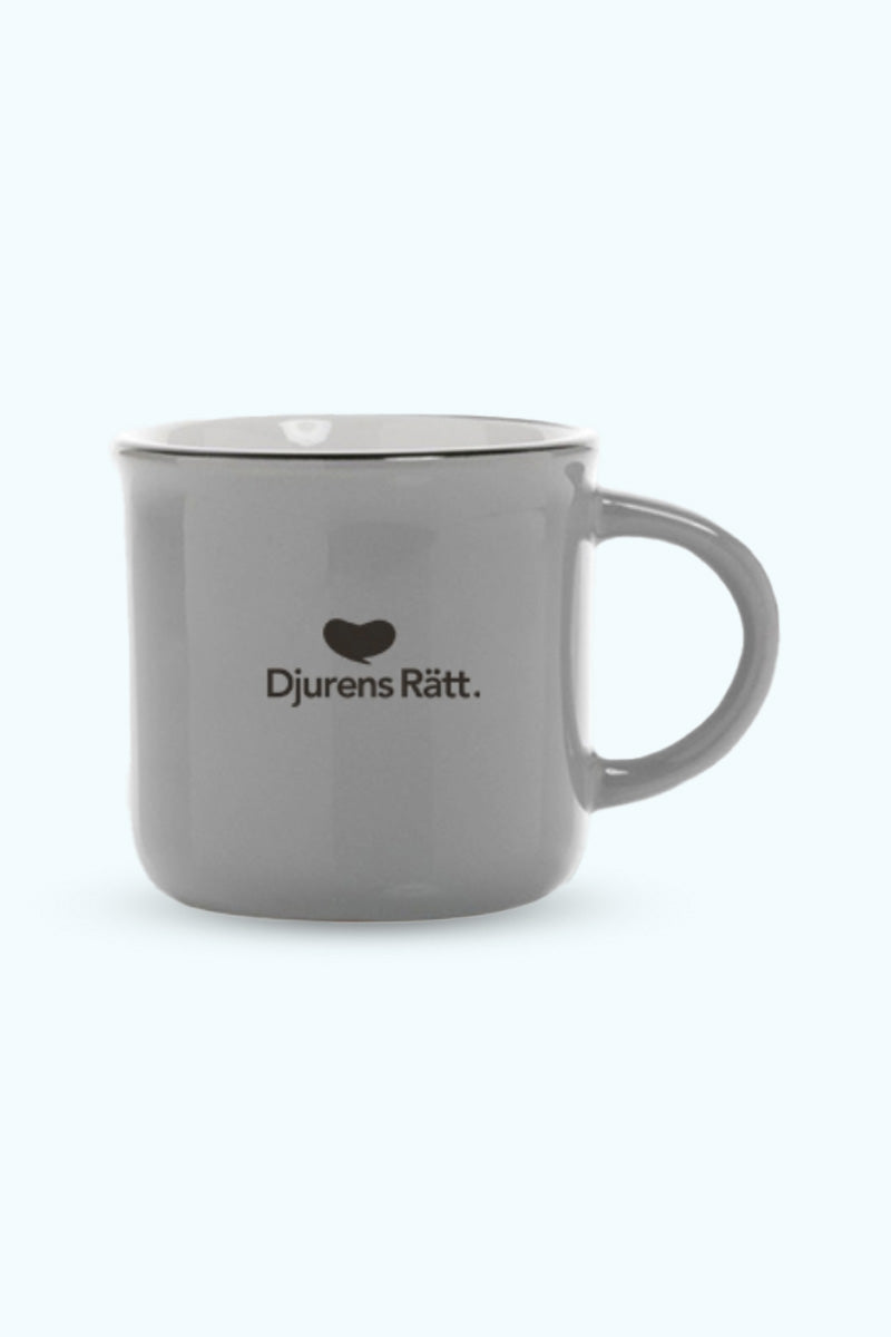 Baksida av en grå mugg med Djurens Rätts logga