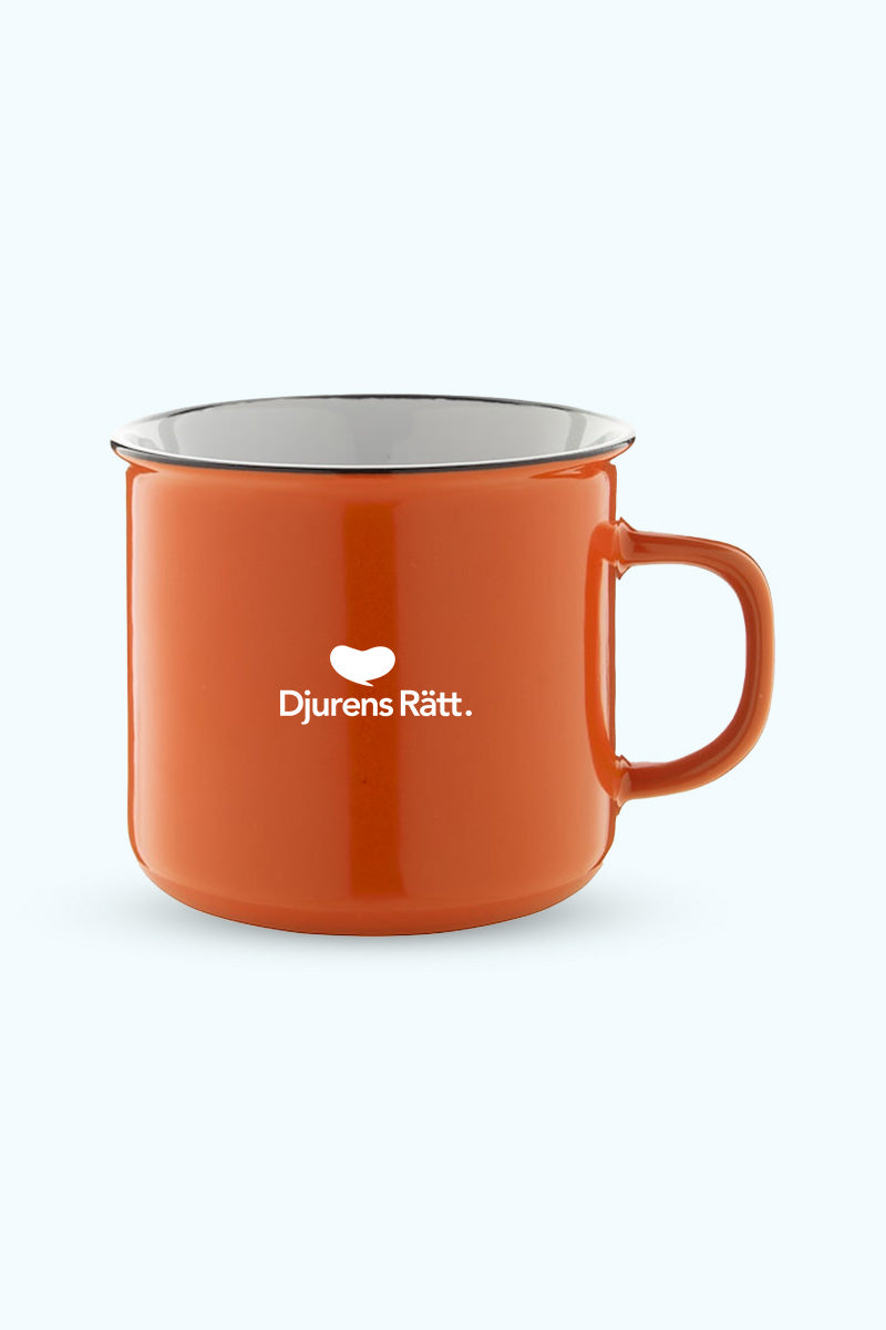 Baksida av en orange mugg med Djurens Rätts logga