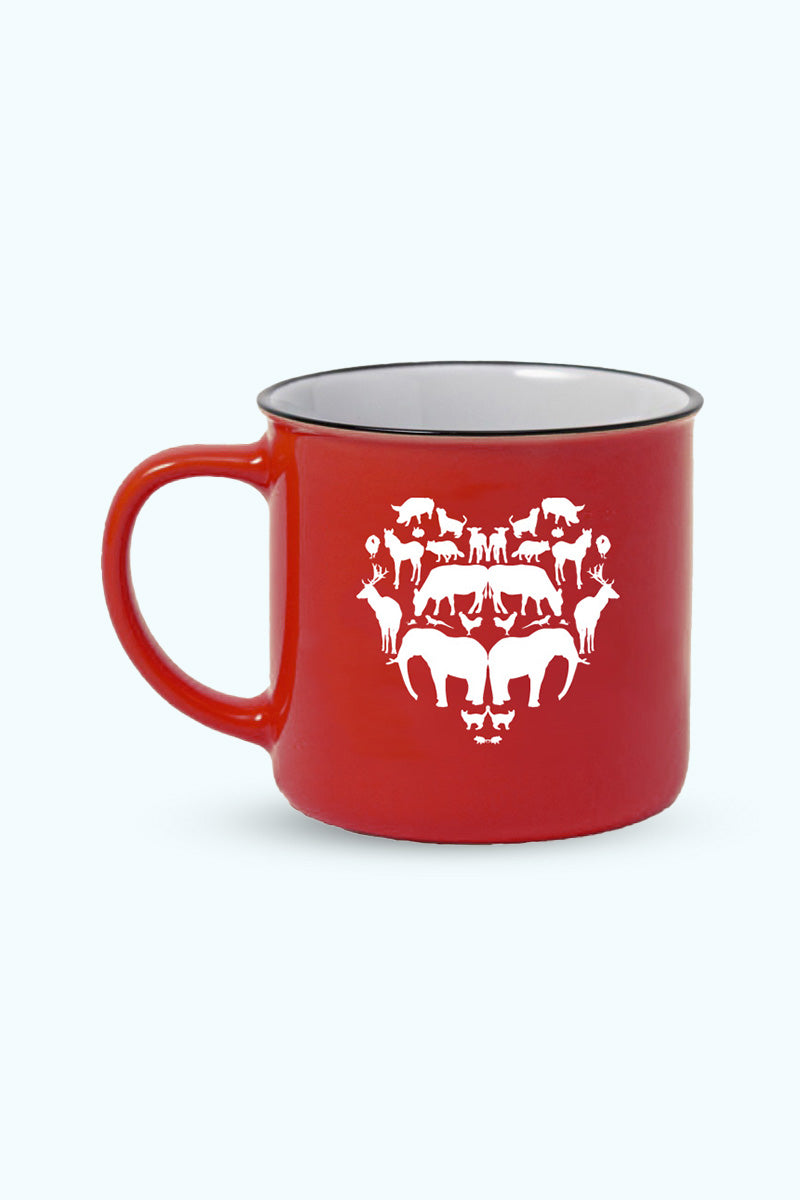 Röd mugg med illustration av flera olika djur som tillsammans är formade som ett hjärta