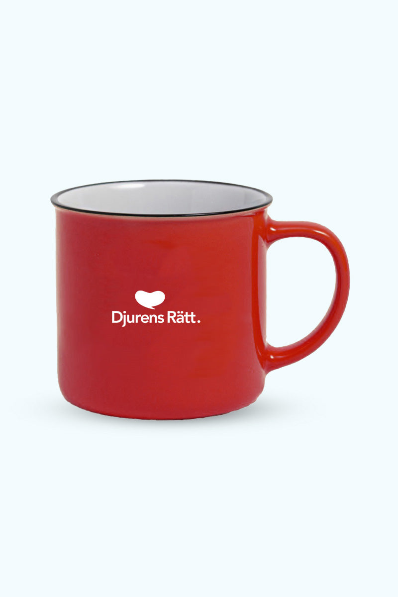 Baksida av en röd mugg med Djurens Rätts logga
