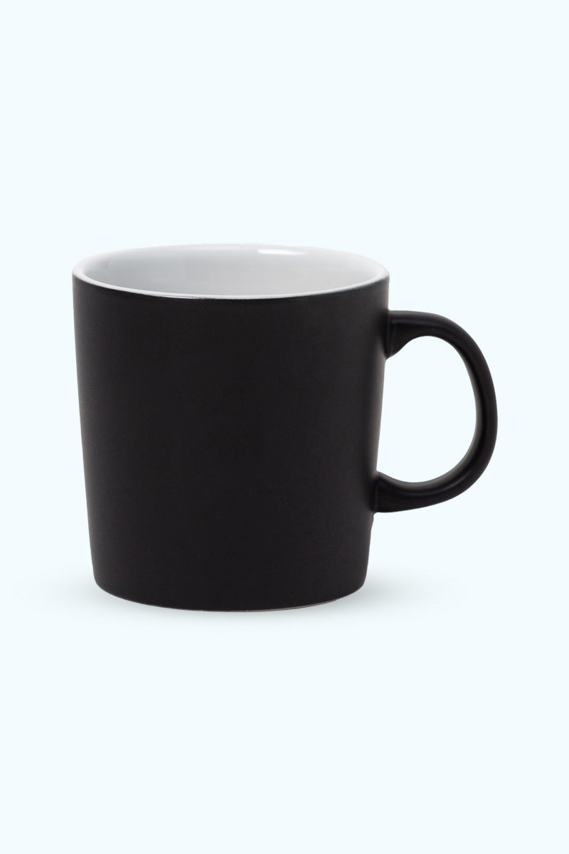 Baksida av en svart mugg