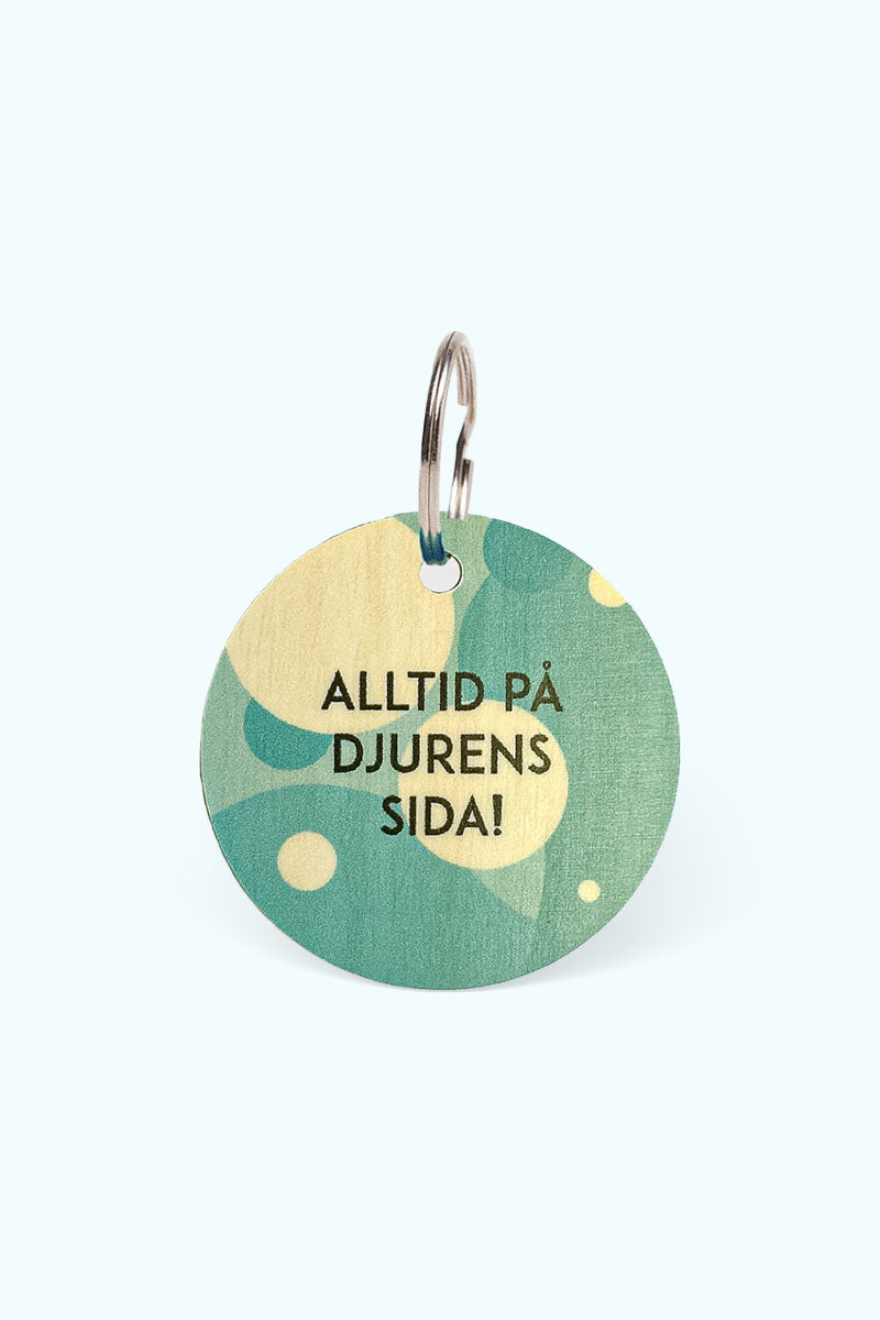 Rund nyckelring med texten "Alltid på djurens sida"