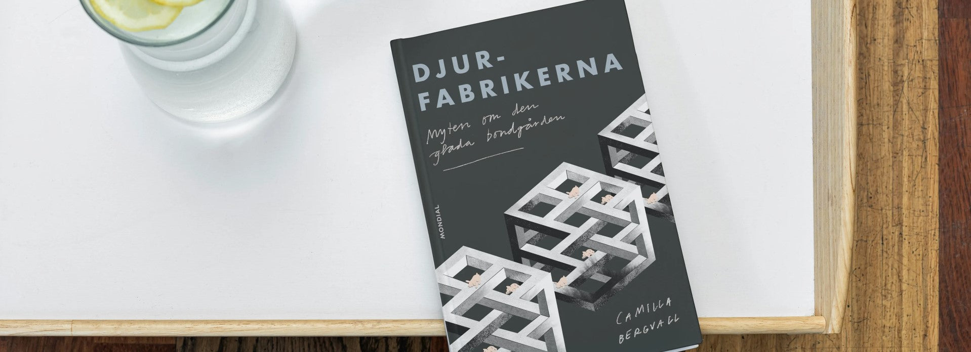 Boken Djurfabrikerna: Myten om den glada bondgården av Camilla Bargvall som ligger på ett bord