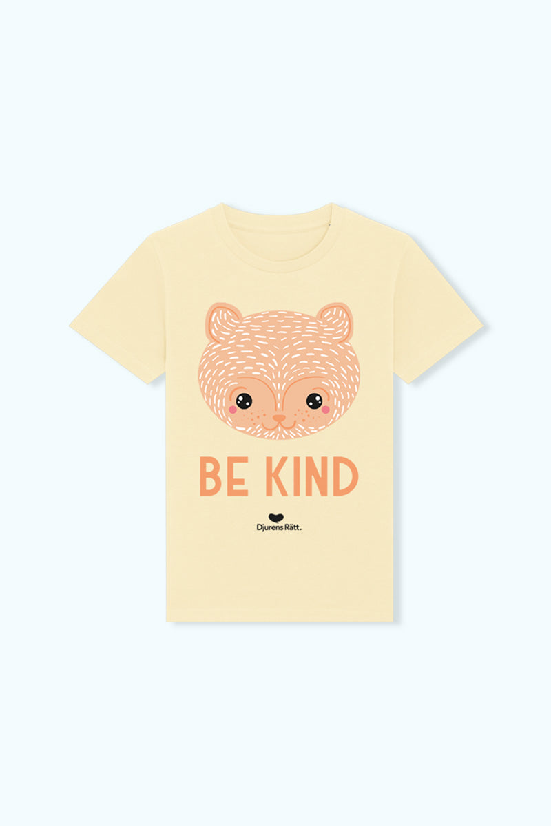 Barntröja med illustration av ett gulligt djur och texten Be kind