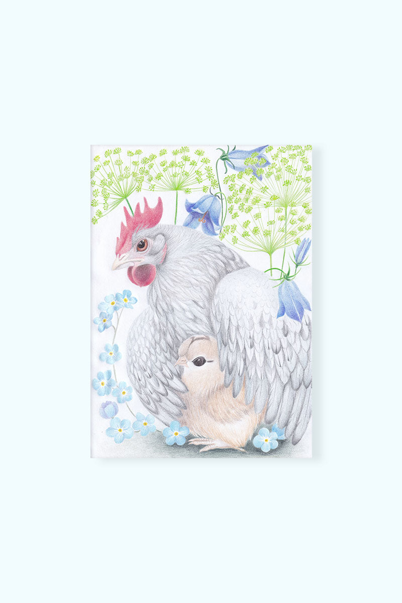 Anteckningsbok med illustration av en höna som håller om sin kyckling och olika blommor i bakgrunden
