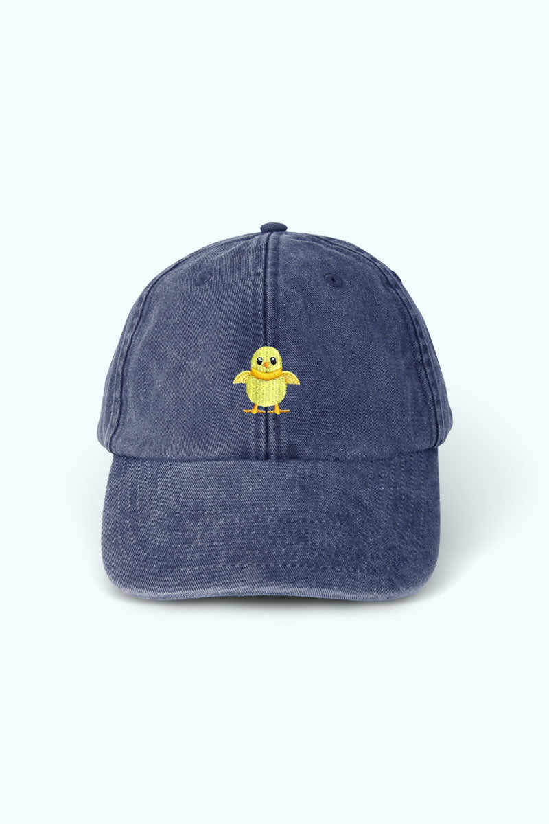 Blå keps med illustration av en kyckling