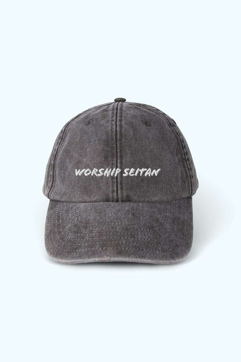 Svart/grå vintage keps med texten "Worship Seitan"