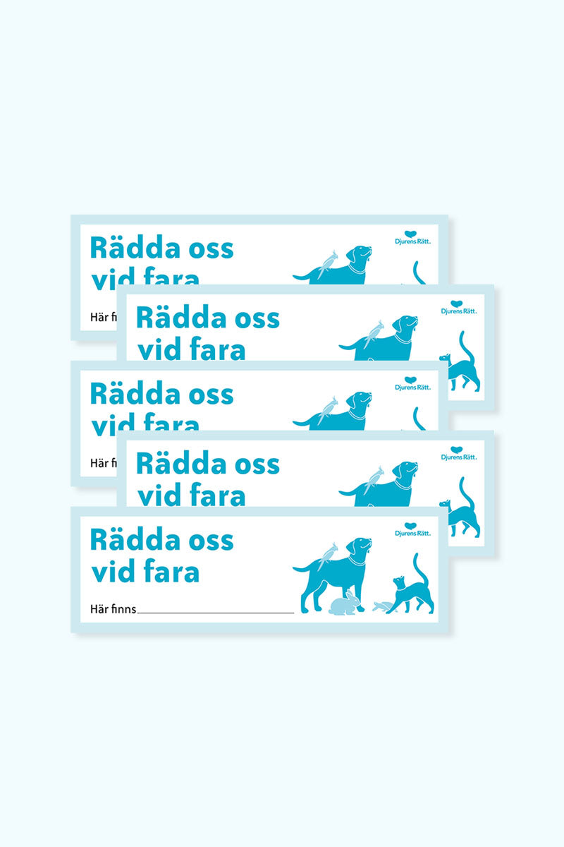 Fem stycken klistermärken med illustrationer på olika husdjur och texten "Rädda oss vid fara, Här finns..."